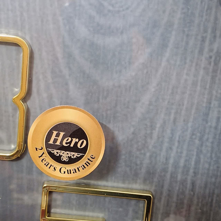 نمای نزدیک ساعت دیواری هیرو طوسی 70 سانتیمتری