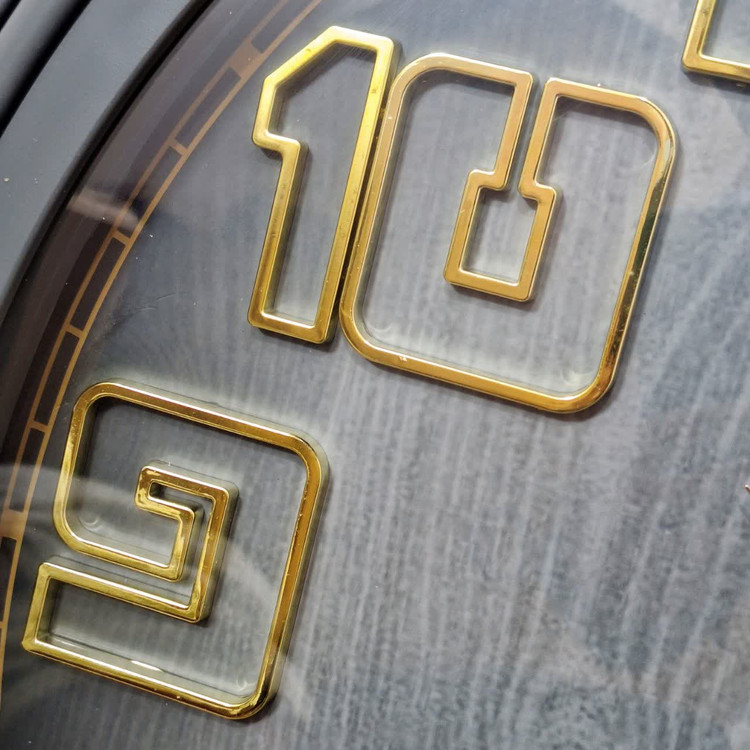 نمای نزدیک ساعت دیواری هیرو طوسی 70 سانتیمتری