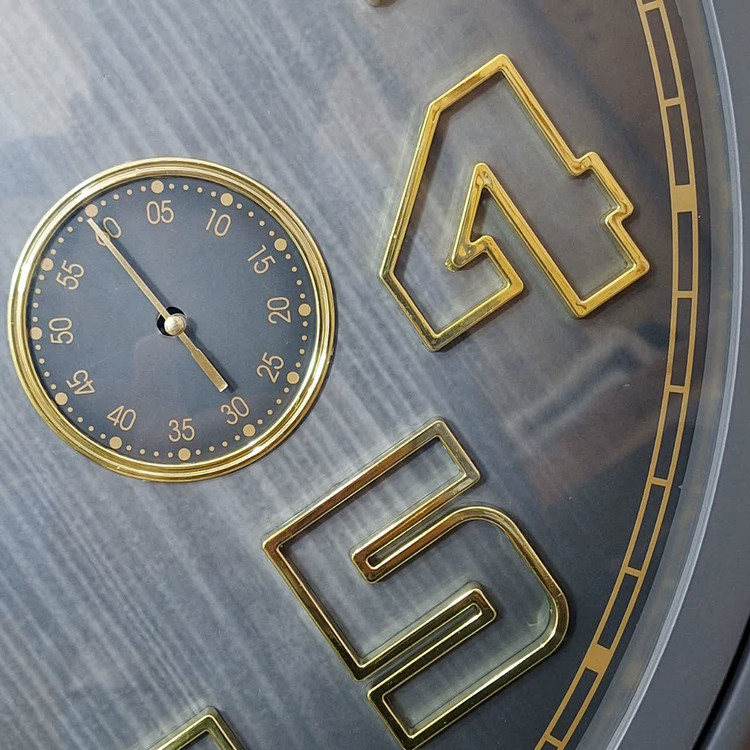 نمای نزدیک ساعت دیواری هیرو طوسی 70 سانتیمتری