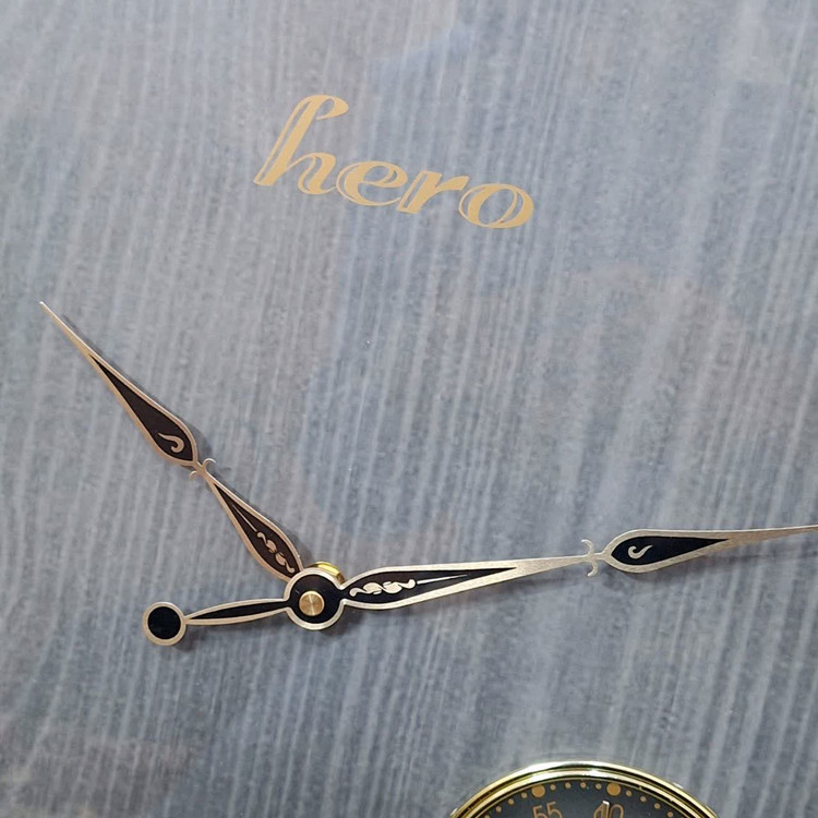 نمای نزدیک ساعت دیواری هیرو طوسی 70 سانتیمتری