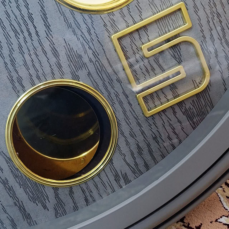 نمای نزدیک ساعت دیواری هیرو طوسی 70 سانتیمتری