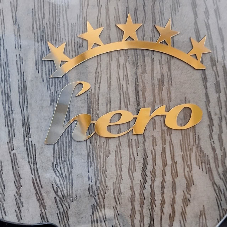 نمای نزدیک ساعت دیواری هیرو طوسی 70 سانتیمتری