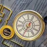 نمای نزدیک ساعت دیواری هیرو طوسی 70 سانتیمتری