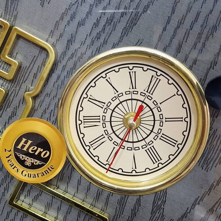 نمای نزدیک ساعت دیواری هیرو طوسی 70 سانتیمتری