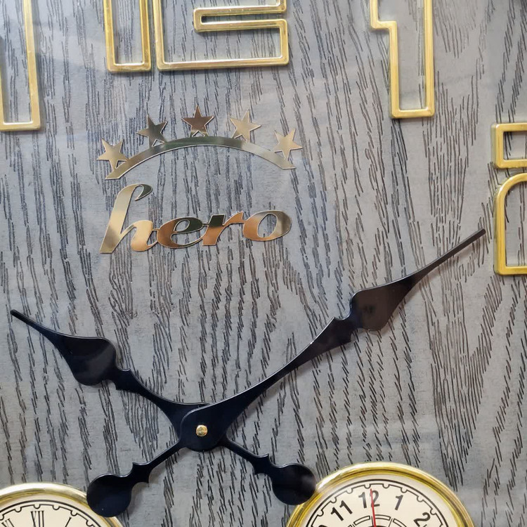 نمای نزدیک ساعت دیواری هیرو طوسی 70 سانتیمتری