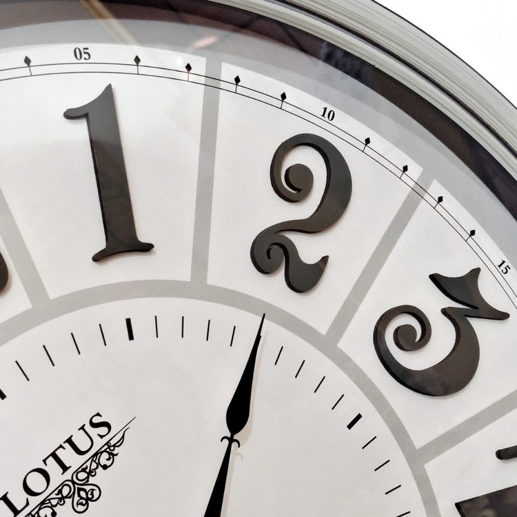 نمای نزدیک ساعت دیواری لوتوس طوسی 65 سانتیمتری