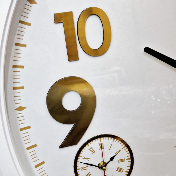 نمای نزدیک ساعت دیواری 70 سانتیمتری سفید