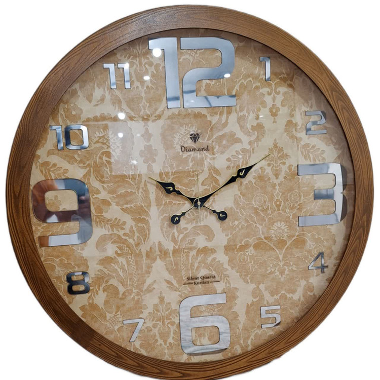 ساعت دیواری چوبی گرد قهوهای رنگ با قطر ۷۵ سانتیمتر، مناسب فضاهای مجلل و کلاسیک