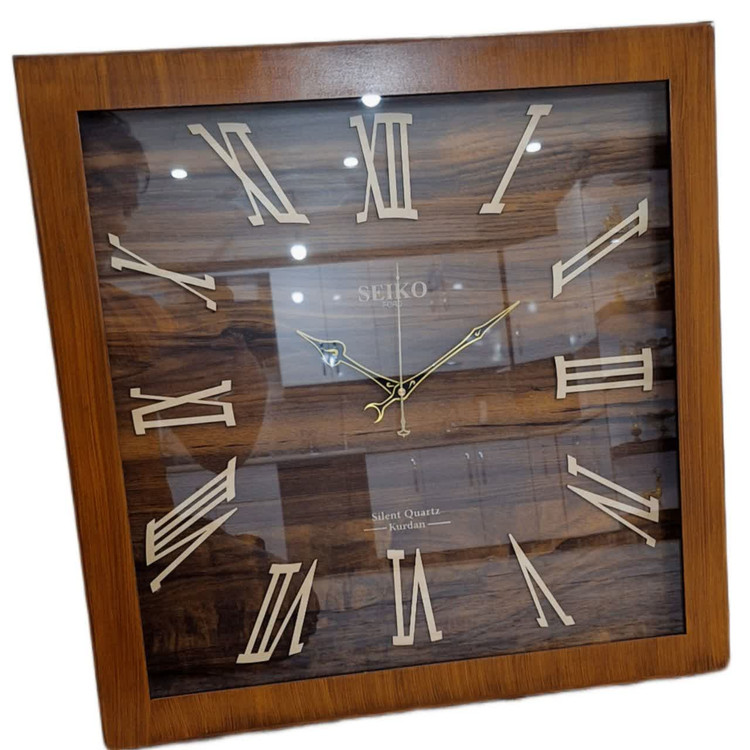 ساعت دیواری چوبی مربع با طراحی کلاسیک و اعداد رومی در رنگ قهوهای