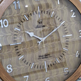 ساعت دیواری چوبی از نمای نزدیک تر