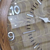 ساعت دیواری چوبی از نمای نزدیک