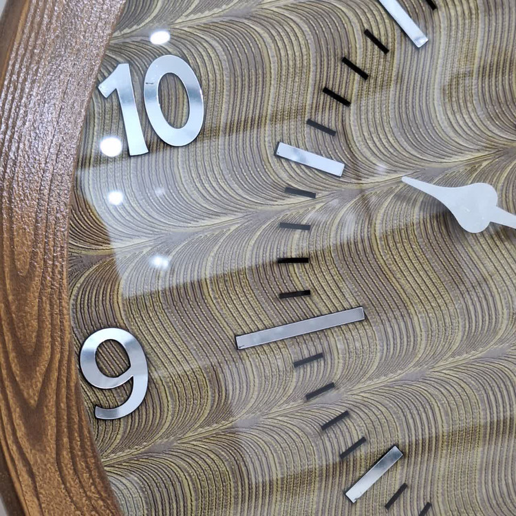 ساعت دیواری چوبی از نمای نزدیک