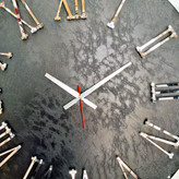 نمای نزدیک ساعت دیواری چرمی مشکی 60 سانتیمتری