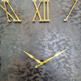 ساعت دیواری چرمی مربع 60 سانتیمتری قهوهای