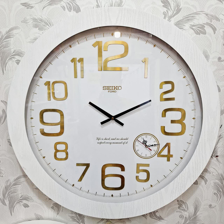 ساعت دیواری سفید بزرگ روی دیوار پذیرایی