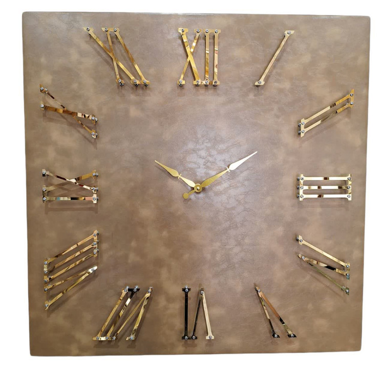 ساعت دیواری چرمی مربع بژ با طراحی لوکس و رنگ گرم، مناسب فضای مدرن