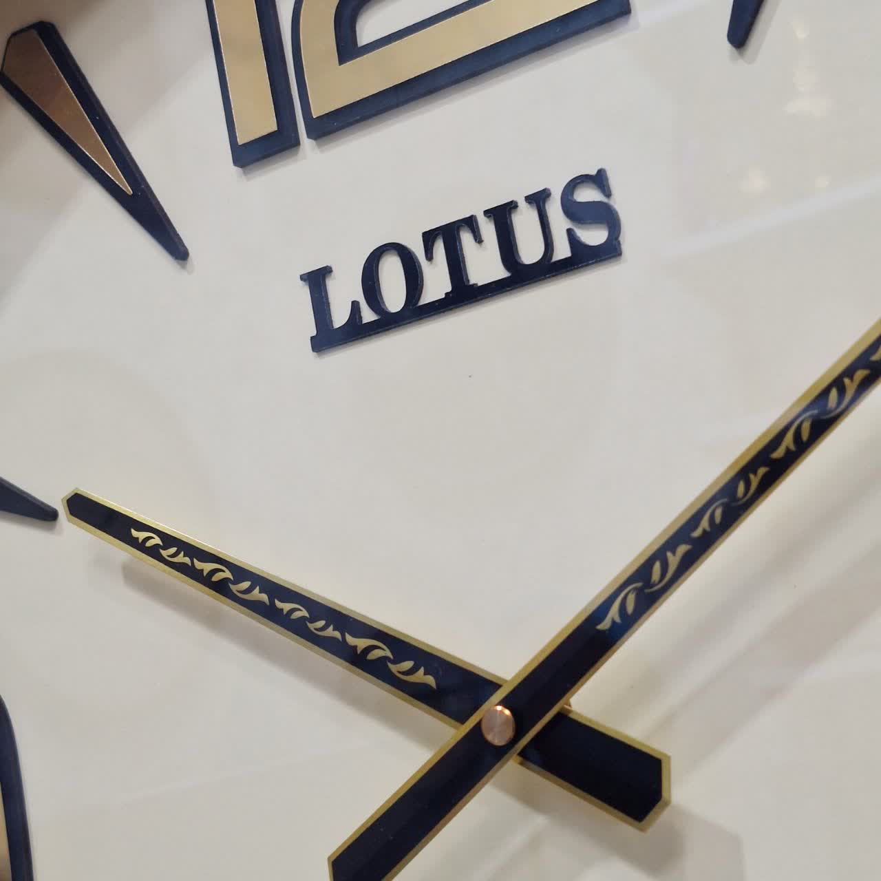 ساعت دیواری لوتوس چوبی عسلی 60 سانتیمتری با اعداد انگلیسی از زاویه