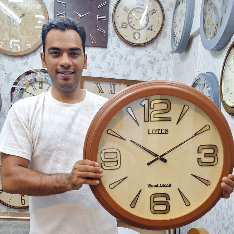 ساعت دیواری لوتوس چوبی عسلی 60 سانتیمتری با اعداد انگلیسی برجسته