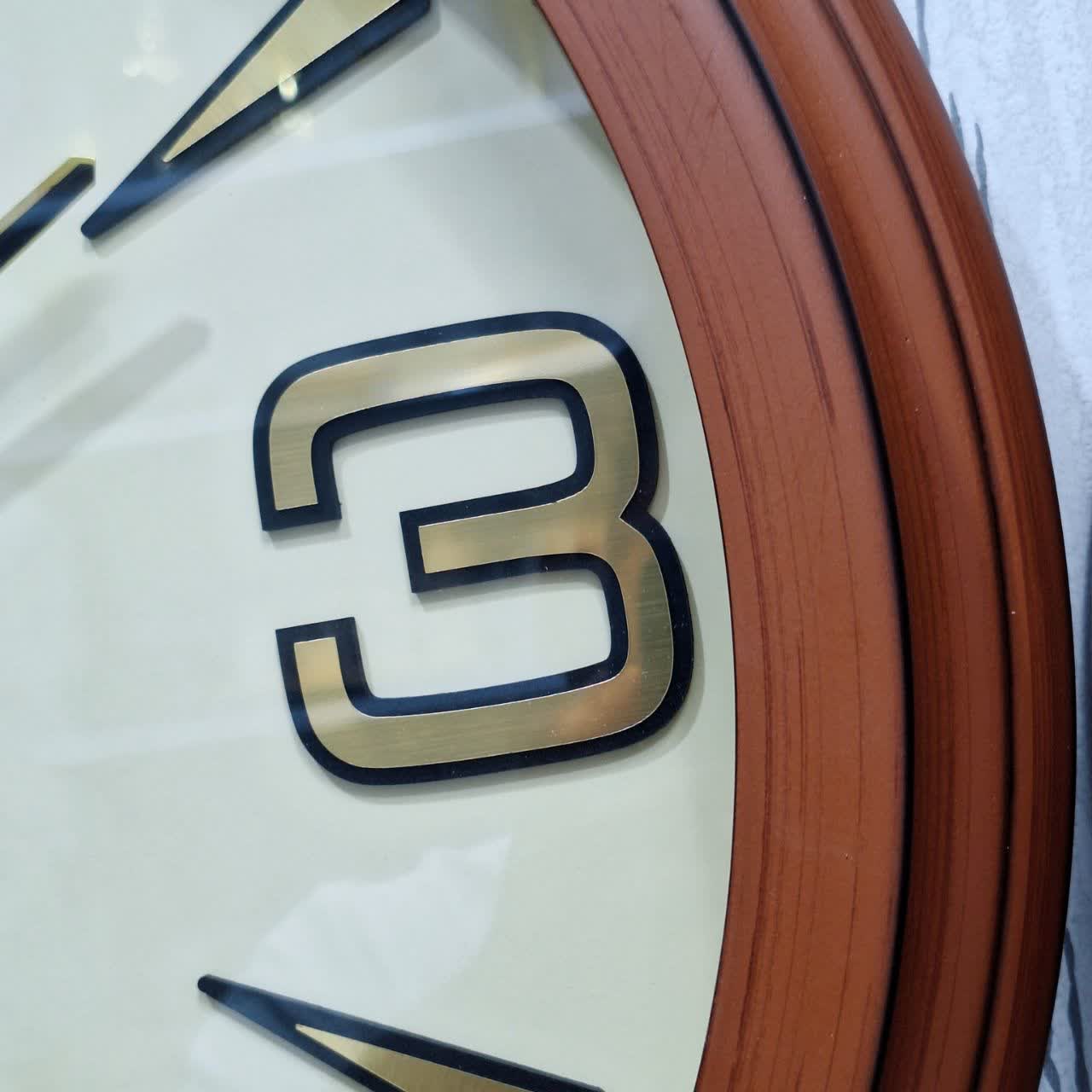 نمای نزدیک اعداد انگلیسی ساعت دیواری لوتوس چوبی عسلی 60 سانتیمتری