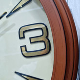 نمای نزدیک اعداد انگلیسی ساعت دیواری لوتوس چوبی عسلی 60 سانتیمتری