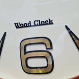 نمای نزدیک اعداد انگلیسی ساعت دیواری لوتوس چوبی عسلی 60 سانتی