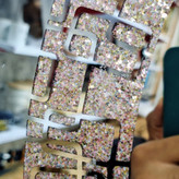 ساعت دیواری آینهای اکلیلی از نمای نزدیک