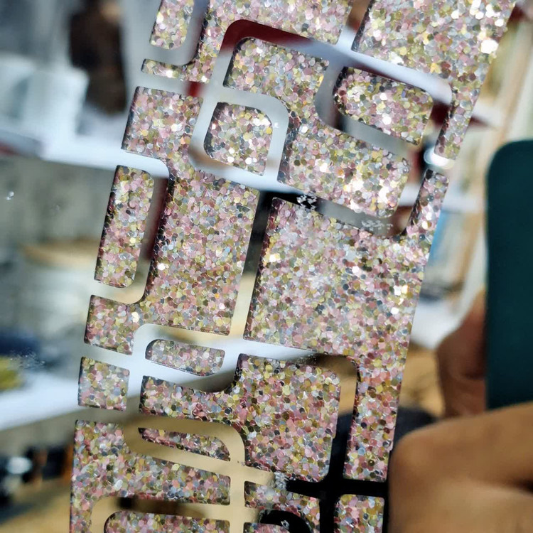 ساعت دیواری آینهای اکلیلی از نمای نزدیک