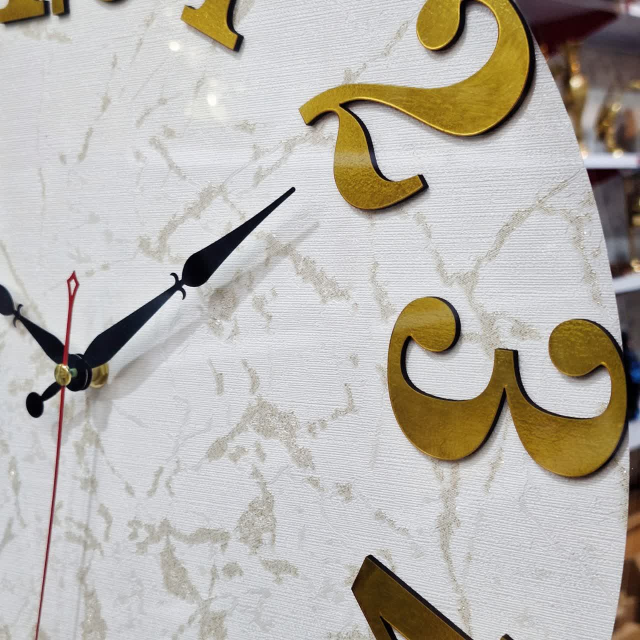 ساعت دیواری آینهای اکلیلی از نمای اعداد