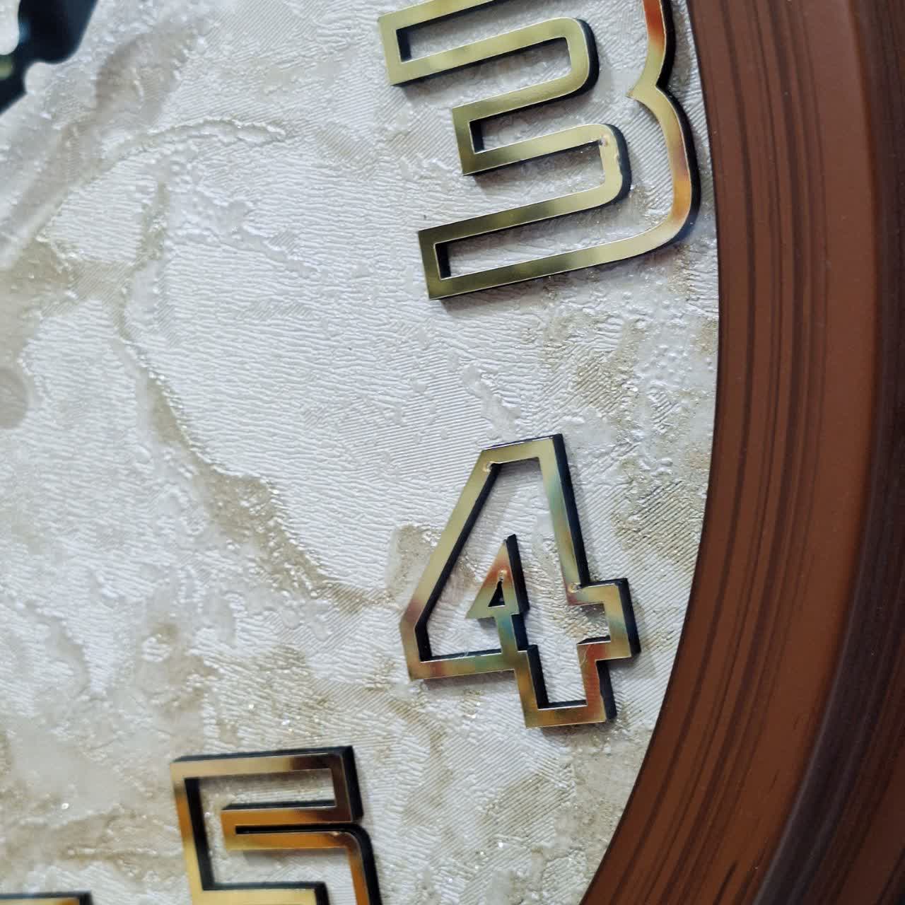 ساعت دیواری قهوه‌ای سایز 40 از نمای نزدیک اعداد