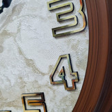 ساعت دیواری قهوهای سایز 40 از نمای نزدیک اعداد