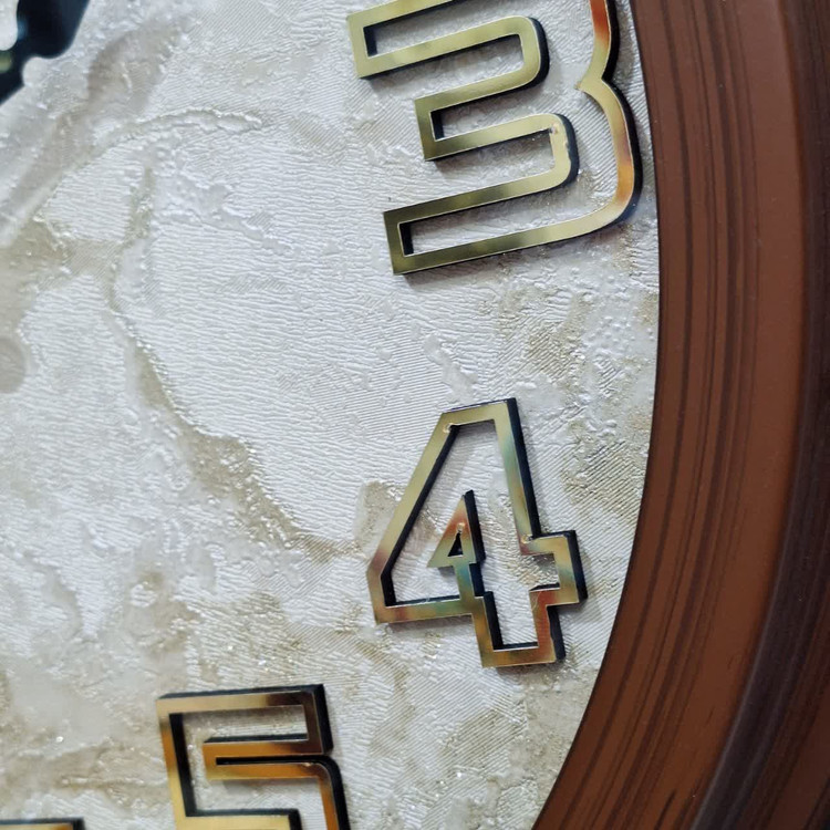 ساعت دیواری قهوهای سایز 40 از نمای نزدیک اعداد