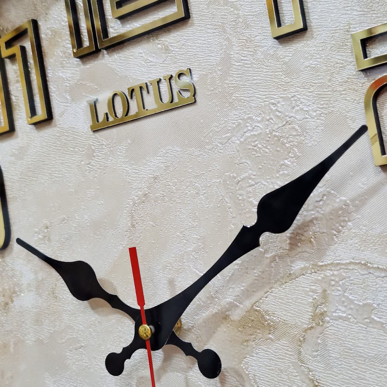 ساعت دیواری قهوه‌ای سایز 40 از نمای نزدیک عقربه ها