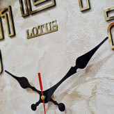 ساعت دیواری قهوهای سایز 40 از نمای نزدیک عقربه ها