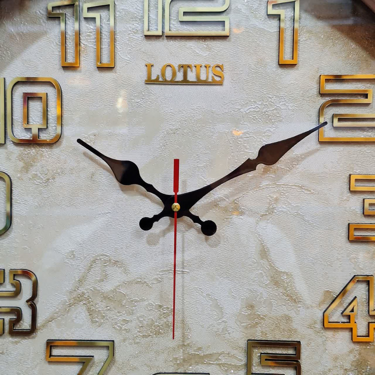 ساعت دیواری قهوهای سایز 40 از نمای نزدیک