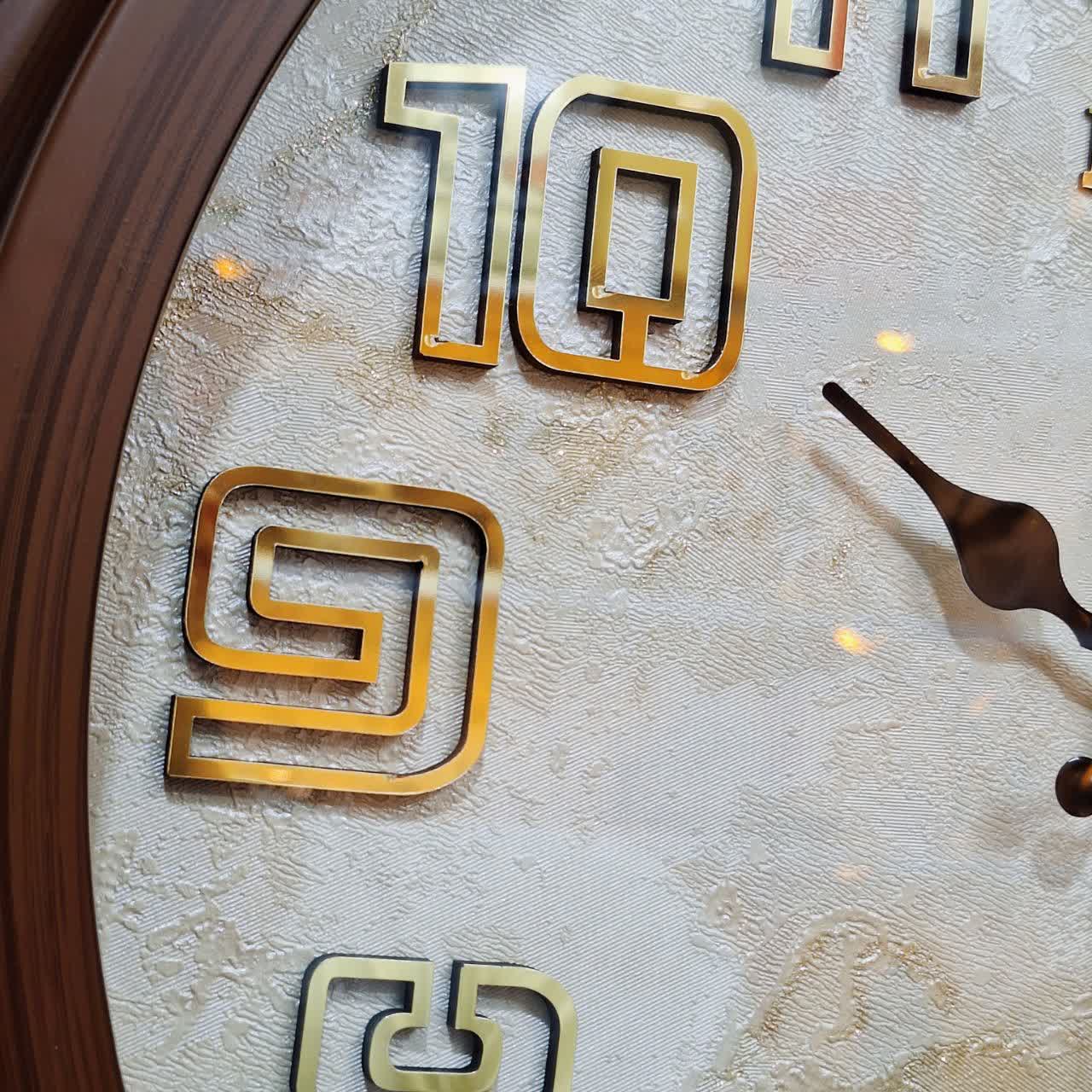 ساعت دیواری قهوه‌ای سایز 40 از نمای نزدیک اعداد دیگر