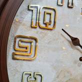 ساعت دیواری قهوهای سایز 40 از نمای نزدیک اعداد دیگر