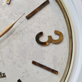 ساعت دیواری سفید سایز 40 سانتیمتر از نمای نزدیک اعداد