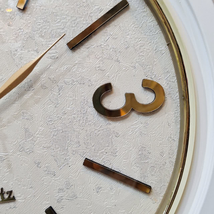 ساعت دیواری سفید سایز 40 سانتیمتر از نمای نزدیک اعداد