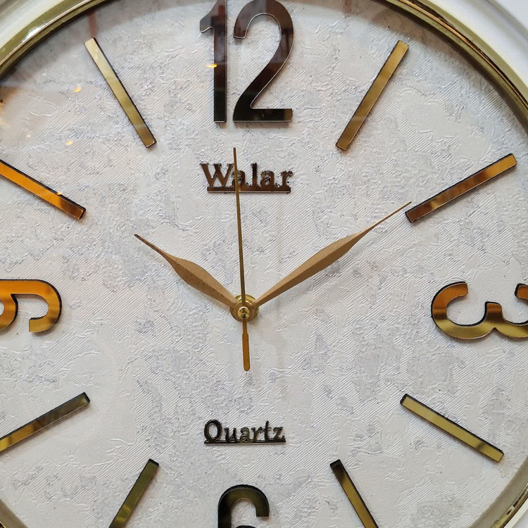 ساعت دیواری سفید سایز 40 سانتیمتر از نمای نزدیک