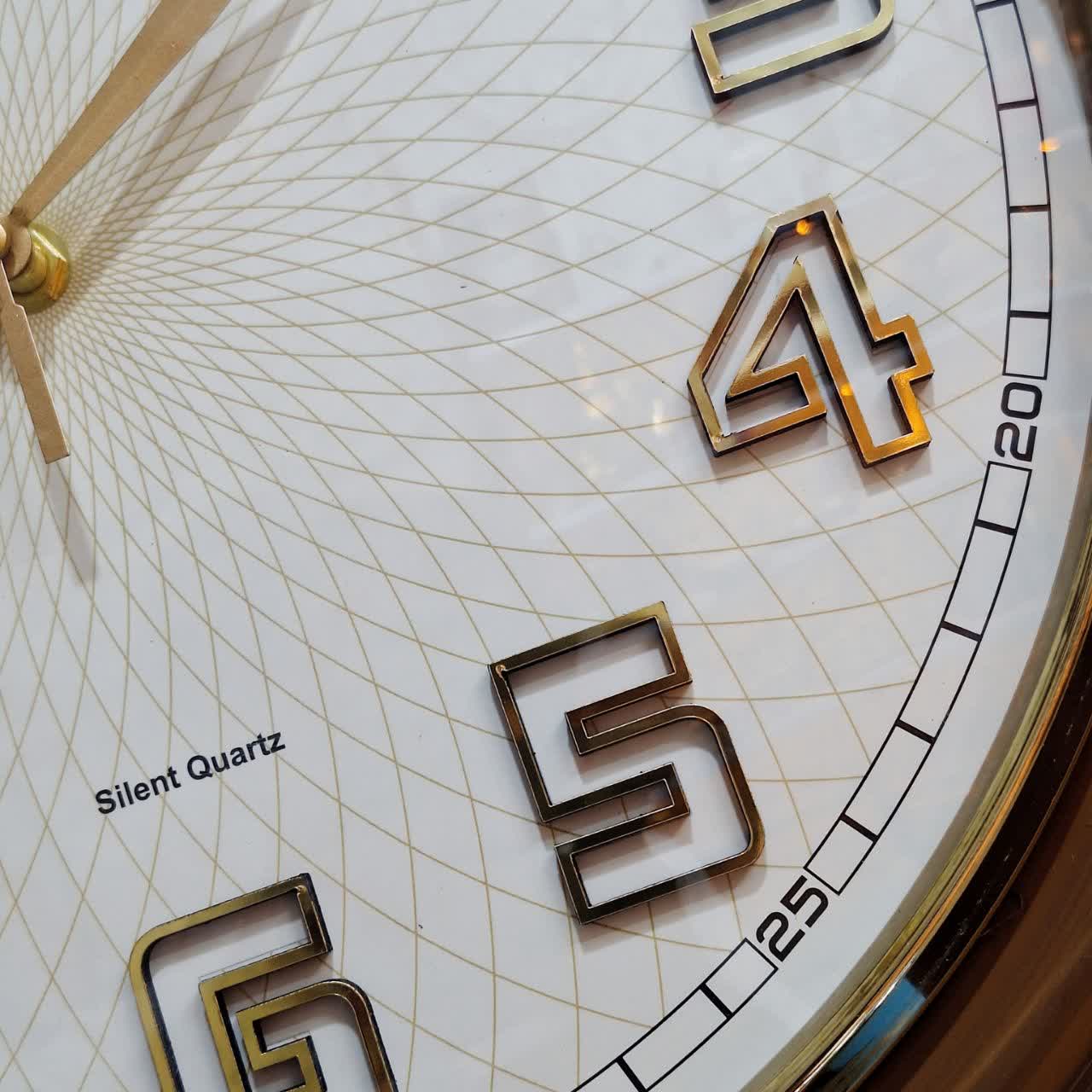 ساعت دیواری قهوهای صفحه سفید سایز 40 از نمای نزدیک اعداد