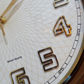 ساعت دیواری قهوهای صفحه سفید سایز 40 از نمای نزدیک اعداد