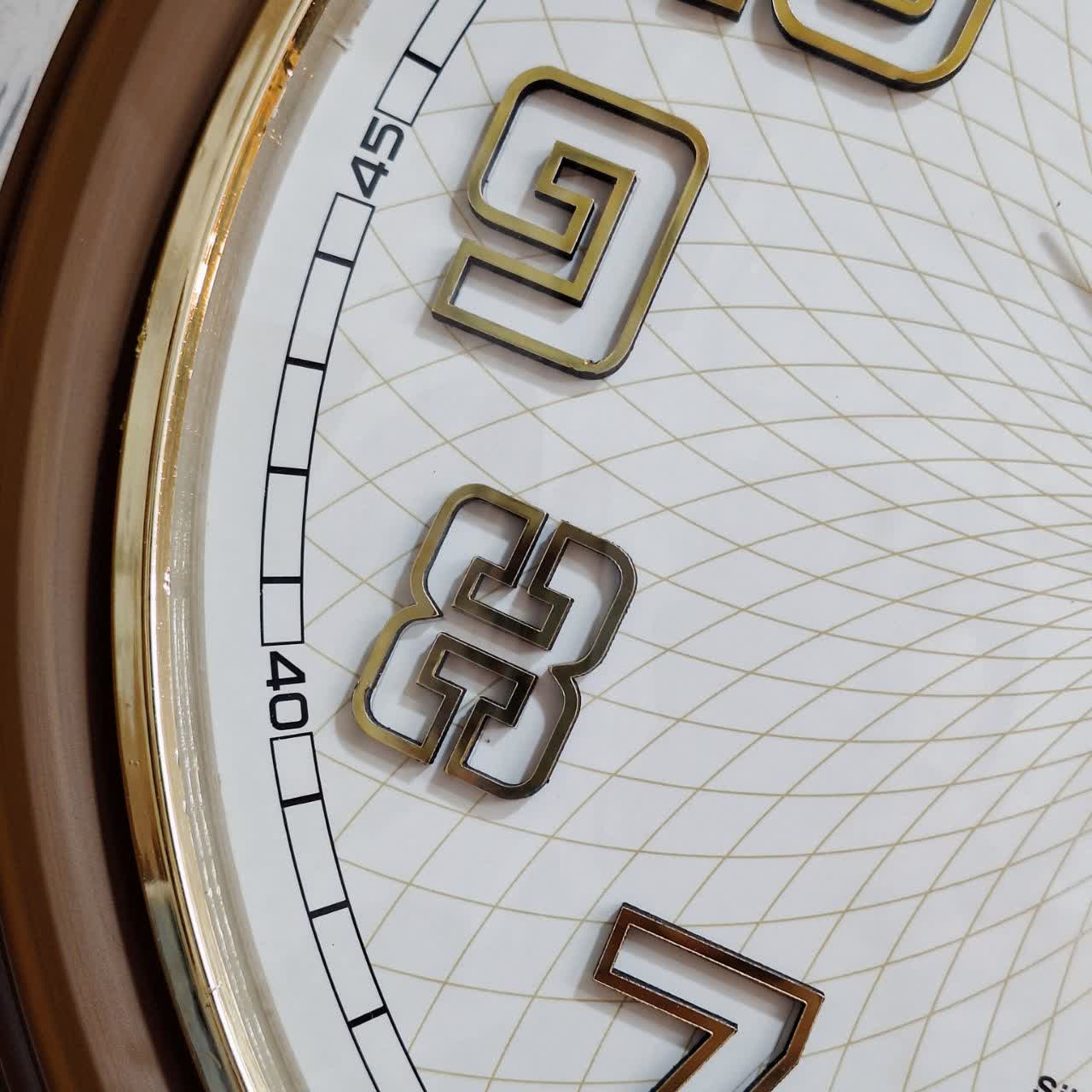 ساعت دیواری قهوه‌ای صفحه سفید سایز 40 از نمای نزدیک دیگر