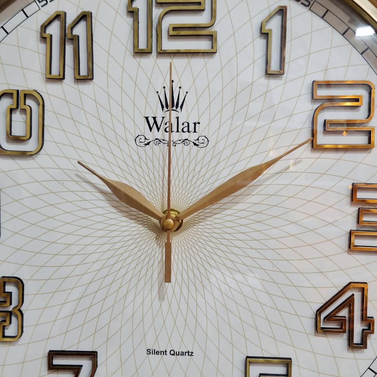 ساعت دیواری قهوهای صفحه سفید سایز 40 از نمای نزدیک