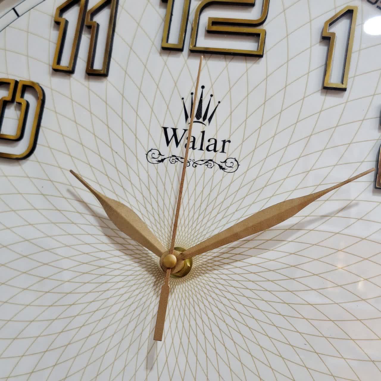 ساعت دیواری قهوهای صفحه سفید سایز 40 از نمای نزدیک عقربه ها