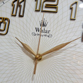 ساعت دیواری قهوهای صفحه سفید سایز 40 از نمای نزدیک عقربه ها