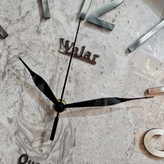 ساعت دیواری طوسی سایز 40 نمای نزدیک عقربه ها