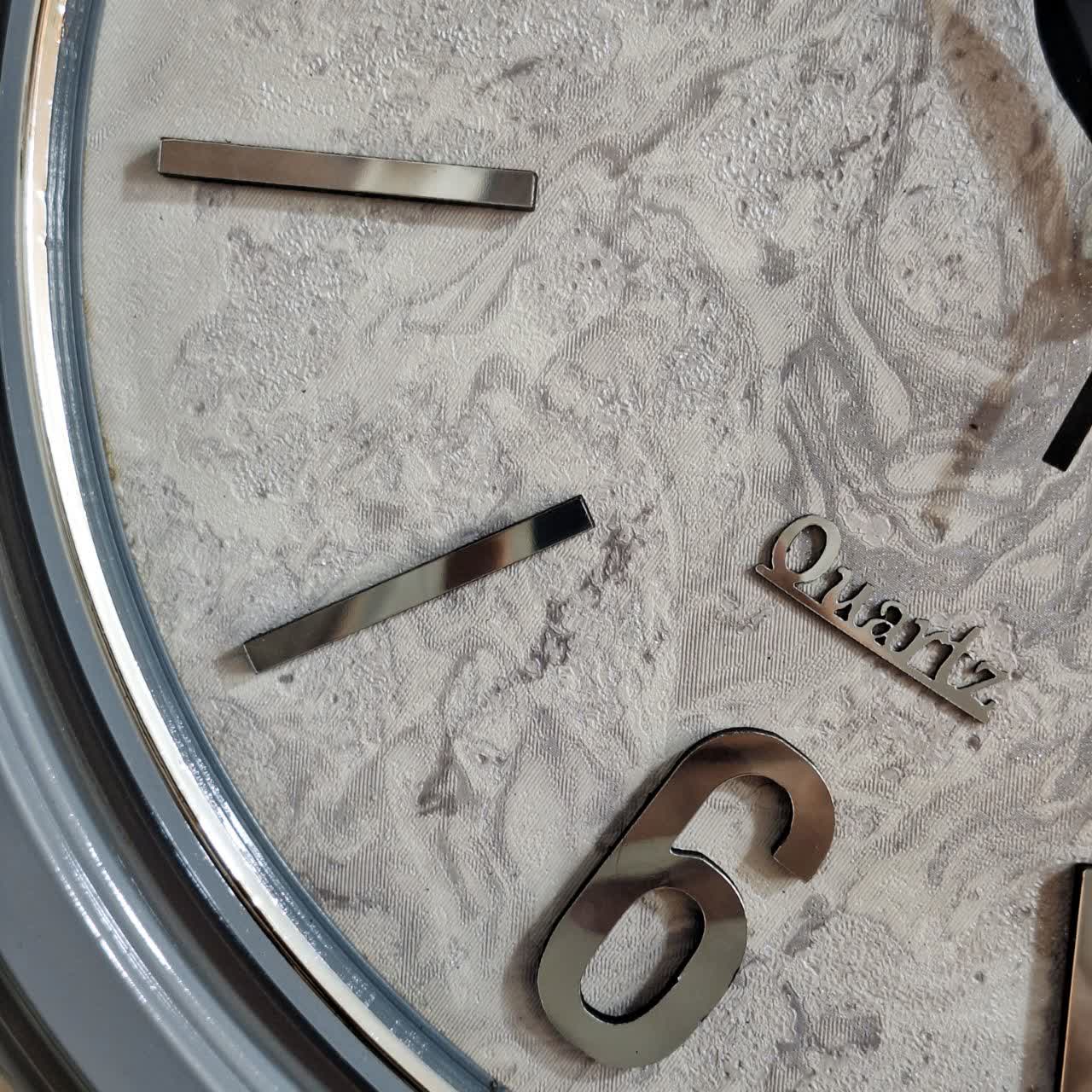 ساعت دیواری طوسی سایز 40 نمای نزدیک اعداد