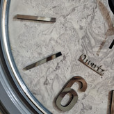 ساعت دیواری طوسی سایز 40 نمای نزدیک اعداد