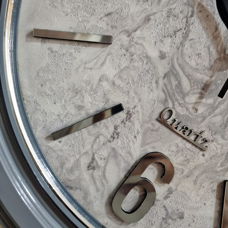 ساعت دیواری طوسی سایز 40 نمای نزدیک اعداد