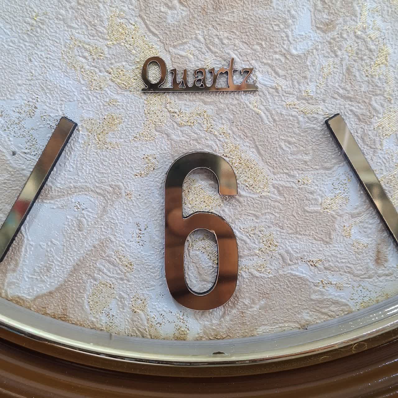 ساعت دیواری ۴۰ سانتی‌متری قهوه‌ای از نمای نزدیک اعداد